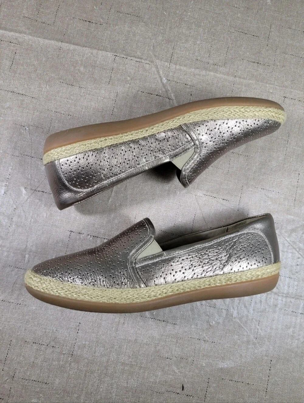 Clarks Size 7.5  Danelly Molly Women's Metallic Pewter Perforated Espadrille 80